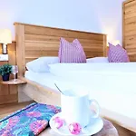 Alpin & - Pinzgau Holidays Апартаменти *